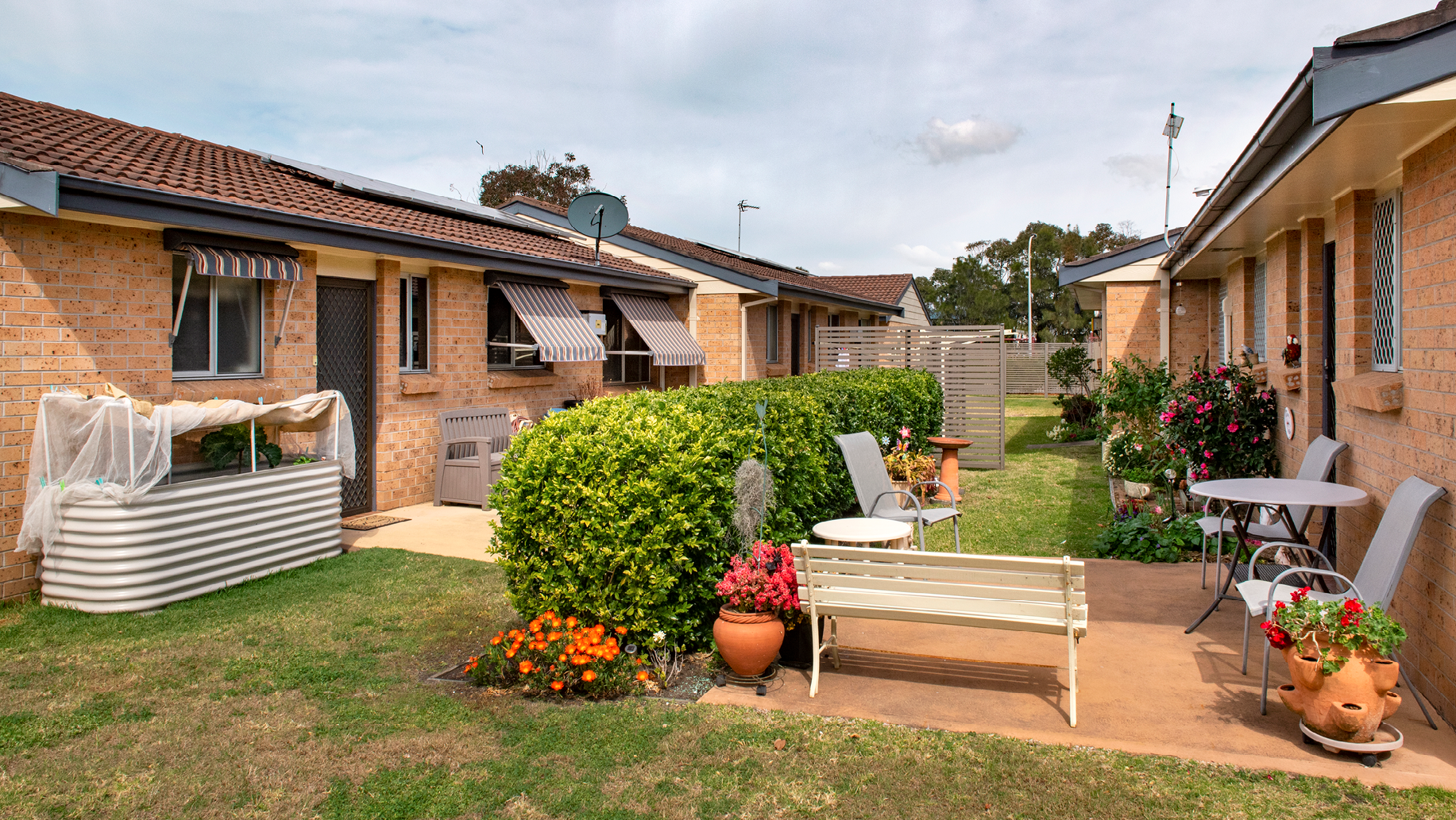 Garden/courtyard area next to villas